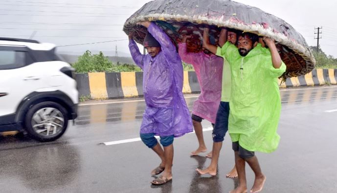 उद्या म्हणजेच 25 जून रोजी कोकण व सर्व घाटांत ओरेंज अलर्ट जारी करण्यात आला आहे. तर विदर्भात काही ठिकाणी मुसळधार पावसाची शक्यता व्यक्त करण्यात आली आहे. अन्य ठिकाणी मेघगर्जनेस पाउस होण्याची शक्यता आहे.