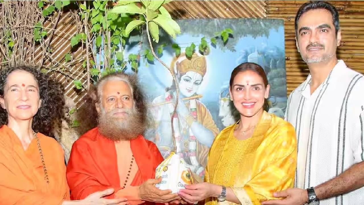 यावेळी ईशाने पिवळ्या रंगाचा सूट परिधान केला होता. परमार्थ निकेतनमध्ये ती भक्तीत लीन झाली होती. पूर्व पती भरतसोबत ती फार खुशसुद्धा दिसत होती. 
