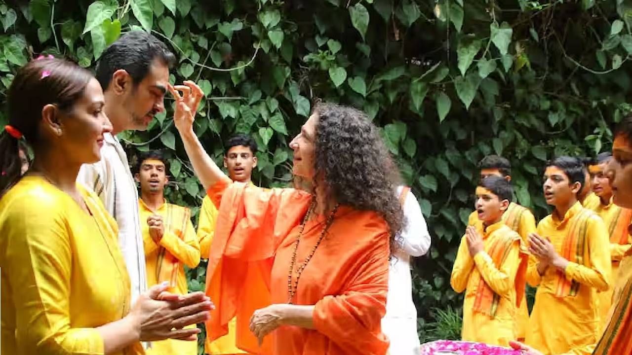 ईशा आणि भरत यांना एकत्र पूजा करताना पाहिलं गेलं. याठिकाणी दोघांनी स्वामी चिदानंद सरस्वती आणि साध्वी भगवती सरस्वती यांचा आशीर्वाद घेतला. 
