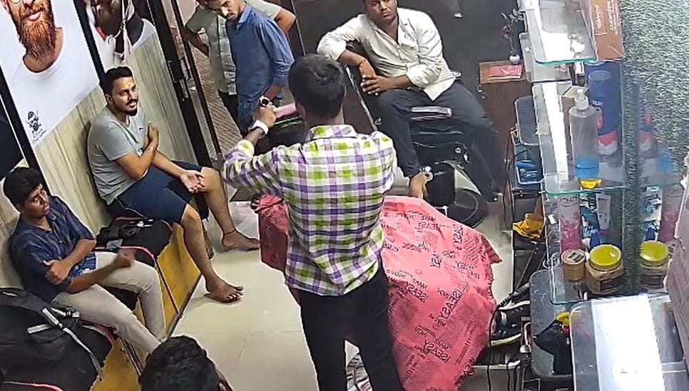 ऋतुराज मोरे असे हल्ल्यात जखमी झालेल्या युवकाचे नाव आहे. या जखमी युवकामर जिल्हा शासकीय रुग्णालयात उपचार सुरू आहेत.