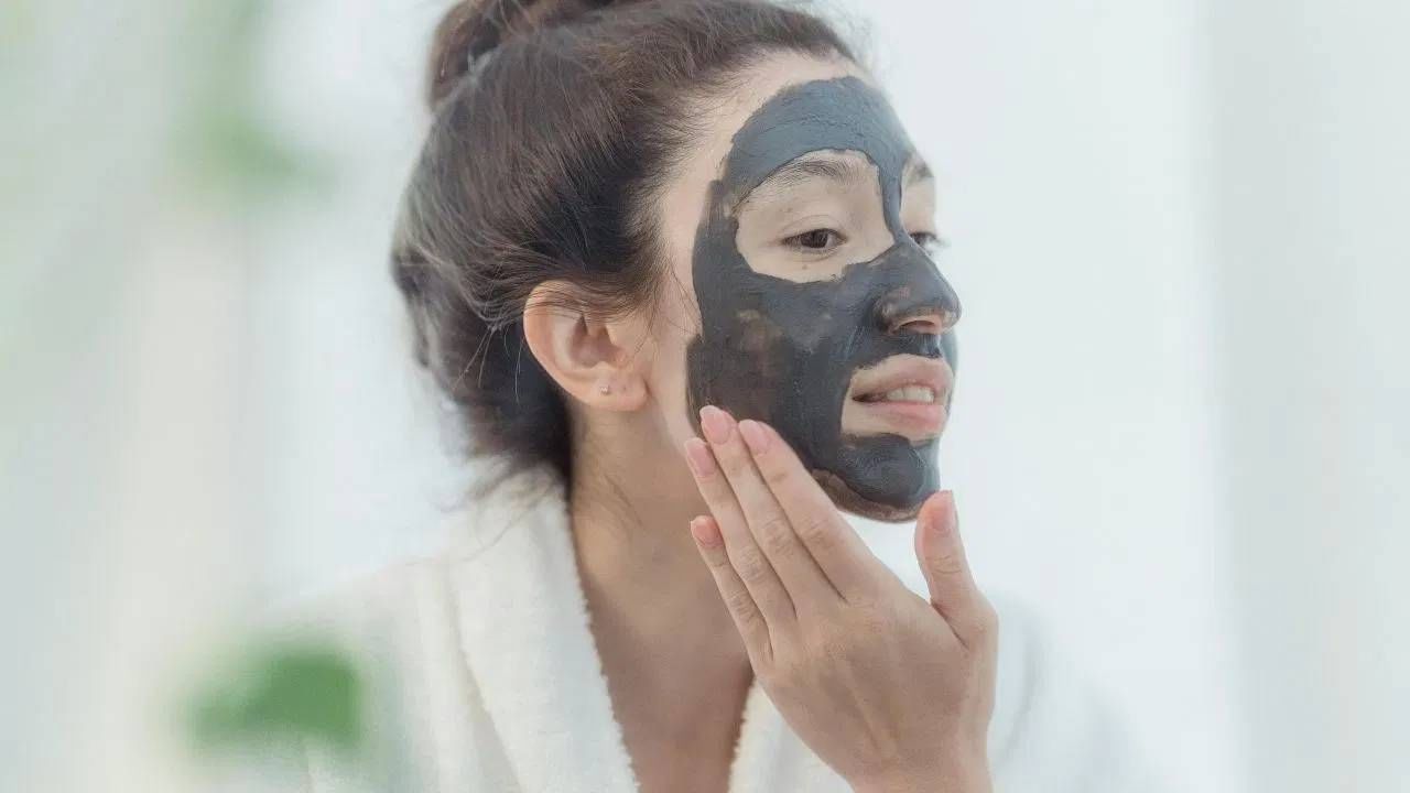 ब्लॅकहेड्स काढण्यासाठी 'हे' घरगुती फेस मास्क वापरून पहा, पहिल्याच वापरात दिसून येईल परिणाम ब्लॅकहेड्स काढण्यासाठी 'हे' घरगुती फेस मास्क वापरून पहा, पहिल्याच वापरात दिसून येईल परिणाम