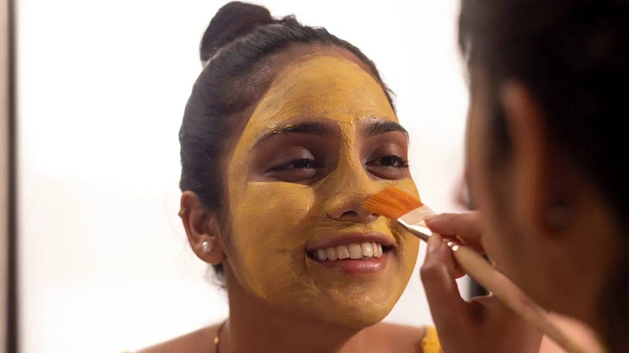 Glowing Skin: बदलत्या ऋतूमध्ये निरोगी त्वचेसाठी घरच्या घरी 'या' फेसपॅकचा वापर करा Glowing Skin: बदलत्या ऋतूमध्ये निरोगी त्वचेसाठी घरच्या घरी 'या' फेसपॅकचा वापर करा