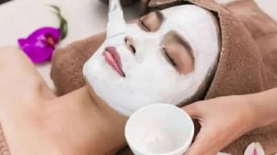 जास्वंदाच्या फुलांपासून बनवलेले हे 5 फेस पॅक चेहऱ्यावरील काळे डाग व मुरुमांची समस्या करतील कमी