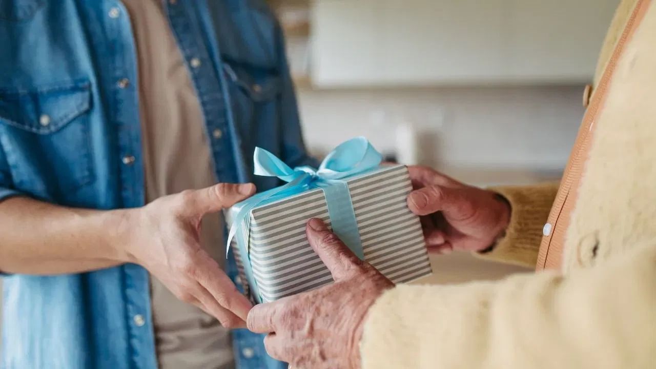 Father's Day Gift Idea: ‘या’ खास भेटवस्तू जिंकतील तुमच्या वडिलांचं मन, जाणून घ्या