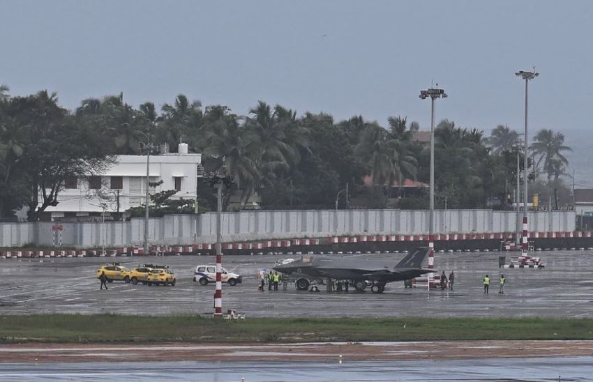 दरम्यान, हे विमान सुरक्षितपणे लँड व्हावे यासाठी तिरुअनंतपुरम या विमानताळावर इमर्जन्सी जाहीर करण्यात आली होती. सध्या हे विमान अजूनही तिथेच आहे. 