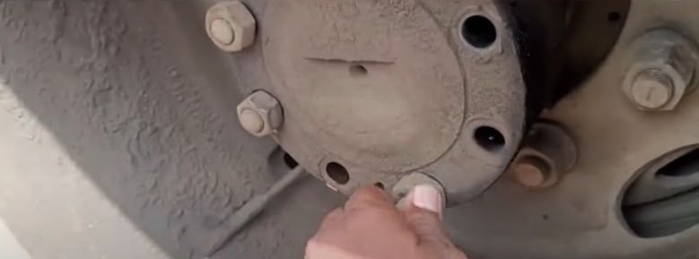 एसटी महामंडळाच्या बसेसची परिस्थिती फारच दयनीय असते. या बसेसची स्थिती दाखवणारे अनेक फोटो आणि व्हिडीओ समोर आलेले आहेत. 