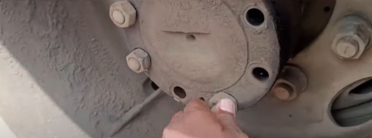 एसटी महामंडळाच्या बसेसची परिस्थिती फारच दयनीय असते. या बसेसची स्थिती दाखवणारे अनेक फोटो आणि व्हिडीओ समोर आलेले आहेत. 