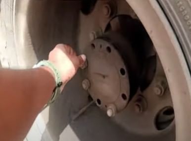 दरम्यान, एसटी महामंडळाच्या अशाच एका बसची दयनीय स्थिती समोर आली आहे. या बसचा व्हिडीओ सध्या समोर आला असून लोकांत संताप व्यक्त व्यक्त केला जातोय.