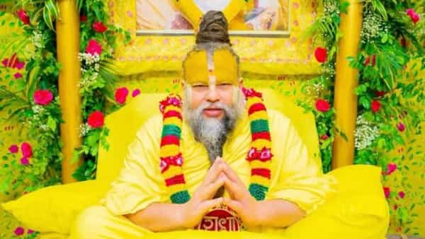 वृंदावनचे प्रसिद्ध असलेल्या प्रेमानंद महाराज यांना त्यांच्या एका भक्ताने खास प्रश्न केला. मृत व्यक्तीची मूर्ती बनवून ती घरात ठेवणे आणि तिची पूजा करणे योग्य आहे का? असा प्रश्न या भक्ताने विचारला.