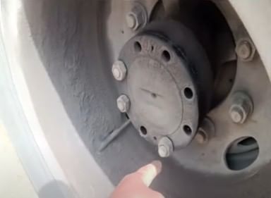 या बसेसची देखभाल कोकण एसटी महामंडळाकडून केली जाते.पण ही देखभाल हवी तशी केली जात नाही. तांत्रित तपासणी होत नाही, असा आरोप केला जात आहे. 