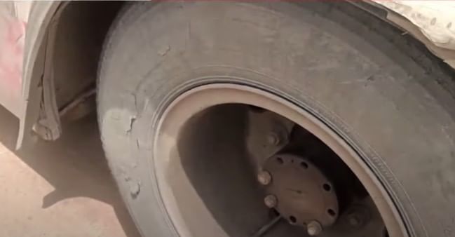 ही बस रायगडहून मुंबईकडे निघाली होती. या बसची दयनीय पाहून प्रवाशांकडून संताप व्यक्त केला जात आहे.