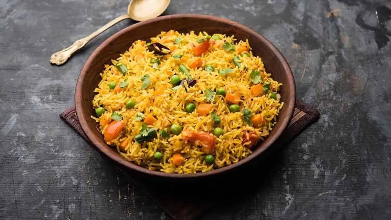 जेव्हा मोठ्या प्रमाणात अन्न तयार केले जाते, तेव्हा आपण ते फ्रीजरमध्ये ठेवण्याचा विचार करतो. पण जेव्हा तुम्ही ते फ्रीजरमधून बाहेर काढता आणि खाता तेव्हा त्याची चव बदललेली असते. तळलेल्या अन्नाप्रमाणे, असं अन्नही कुरकुरीतपणा गमावतं आणि ते ओलं व चवहीन होतं.