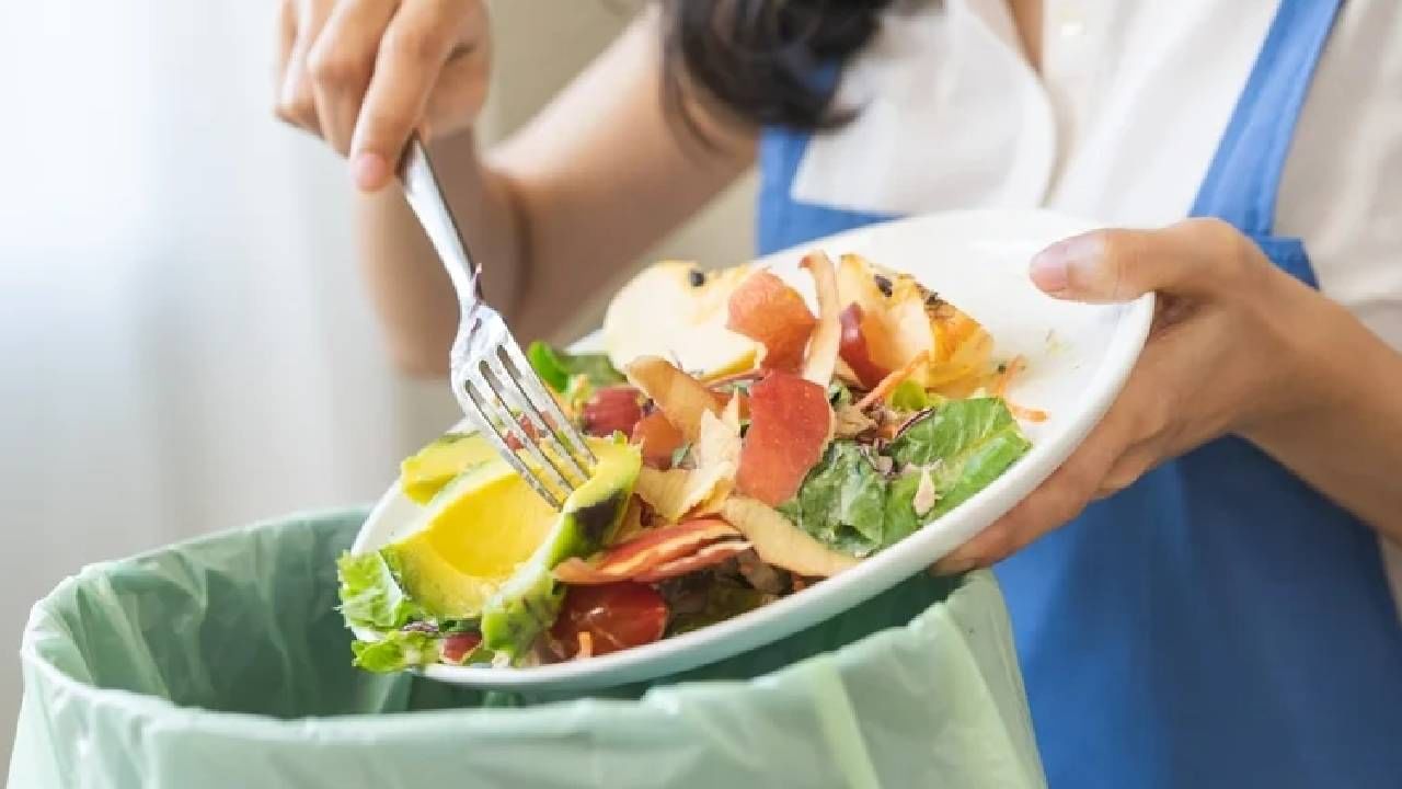 जगातील प्रत्येक व्यक्ती दरवर्षी सुमारे 79 किलोग्रॅम अन्न वाया घालवतो. तेच अन्न दररोज सुमारे 100 कोटी प्लेट्समधून खायला देता येऊ शकतं. 