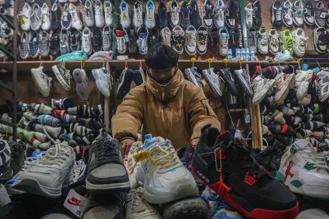 हा व्यवसाय सुरू करण्यासाठी, तुम्हाला अंदाजे 50 ते 70 रुपयांची गुंतवणूक करावी लागेल, ज्यामध्ये दुकानाचे भाडे किंवा सेटअप, स्टॉक खरेदी, फर्निचर आणि प्रकाशयोजना यांचा समावेश आहे.