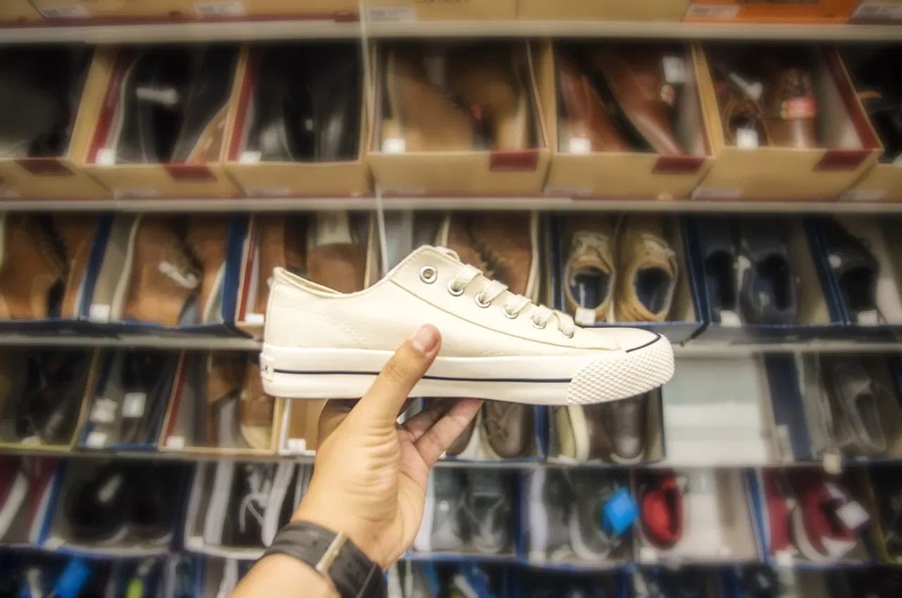 पादत्राणे व्यवसाय हा एक उत्तम पर्याय आहे जो कमी गुंतवणुकीत सुरू करता येतो आणि सातत्यपूर्ण उत्पन्न देतो. जर तुम्ही योग्य नियोजन आणि प्रामाणिकपणाने हा व्यवसाय सुरू केला तर तुम्ही स्थिर आणि चांगले उत्पन्न मिळवू शकता.