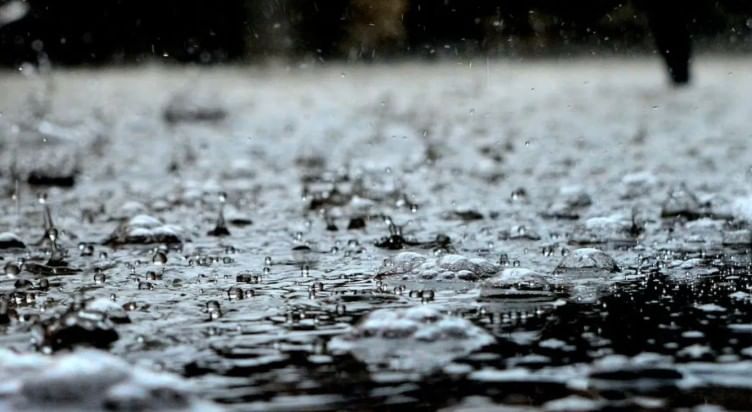 ज्योतिषशास्त्रात पावसाचे पाणी एका विशिष्ट धातूच्या भांड्यात साठवून काही गृहांना शांत करण्यासाठी ते वापरले जाते. पावासाचे पाणी गृहांचा अशूभ प्रभाव कमी करते, असे मानले जाते.
