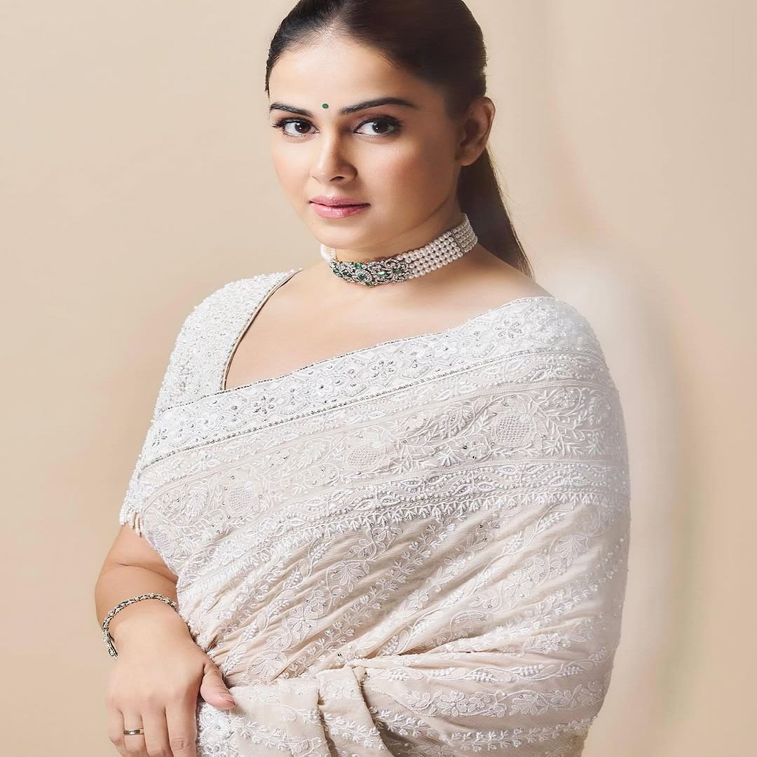 पांढऱ्या साडीत जिनिलिया प्रचंड सुंदर दिसत आहे. जिनिलिया कायम चाहत्यांना फॅशन गोल्स देत असते. चाहत्यांना देखील अभिनेत्रीचा प्रत्येक लूक आवडतो. 