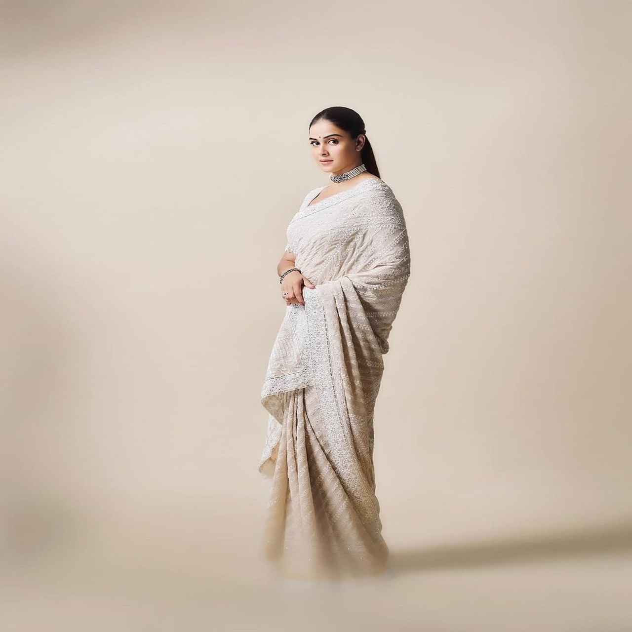 अभिनेता रितेश देशमुख याची पत्नी जिनिलिया देशमुख हिच्या सौंदर्यावर असंख्य चाहते फिदा आहेत. जिनिलिया कोणत्याही लूकमध्ये सुंदर दिसते.  