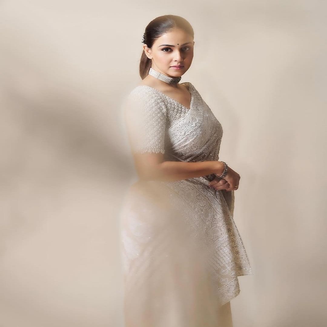 खुद्द जिनिलिया  हिने सोशल मीडियावर पांढऱ्या साडीत फोटो पोस्ट केले आहेत. चाहत्यांना देखील अभिनेत्रीचा लूक प्रचंड आवडला आहे 