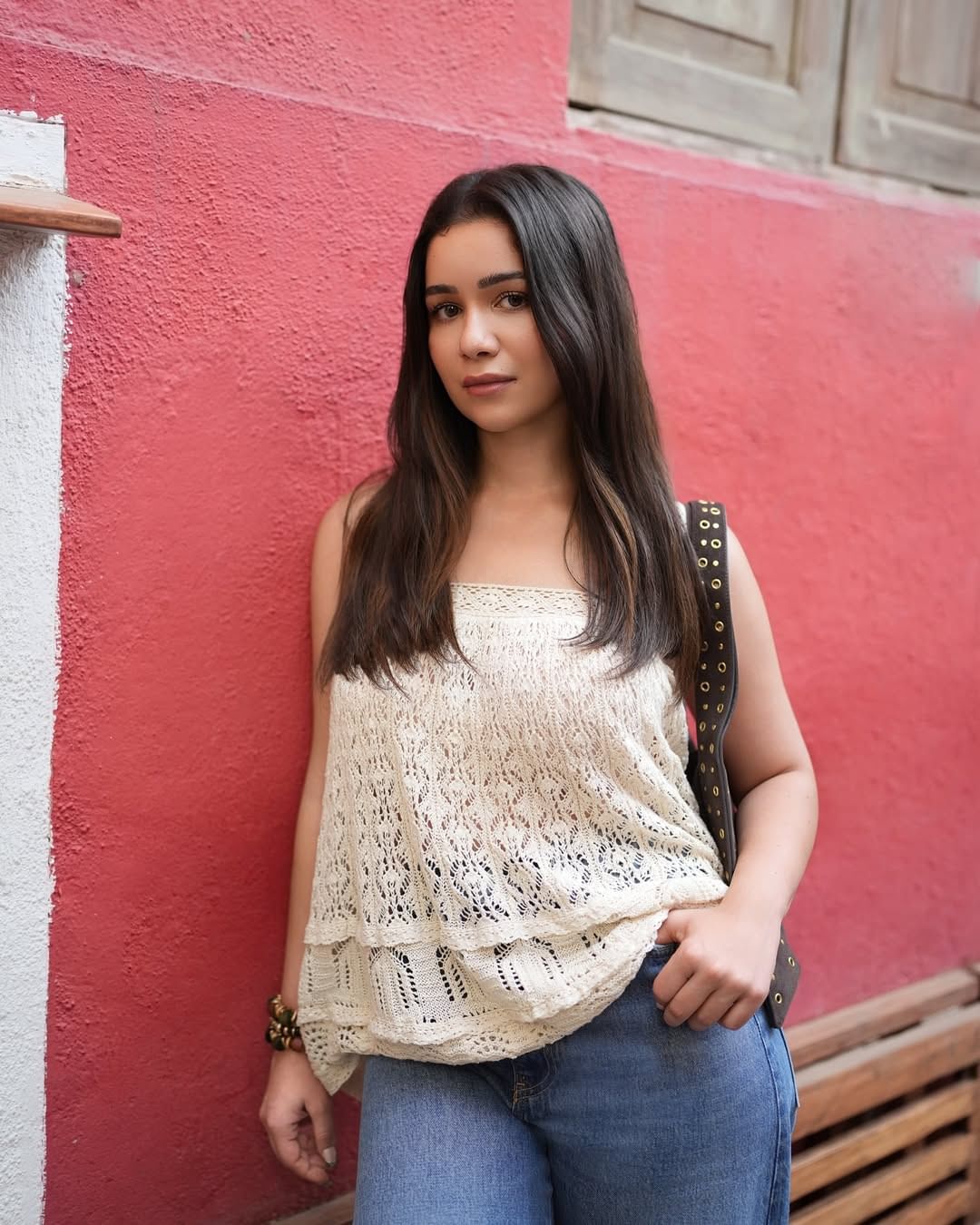 त्यानंतर ती दुपारी दोन वाजता दुपारचं जेवण करते. दिवसभराची उरलेली कामे करून ती रात्री अकरा वाजता झोपी जाते.     