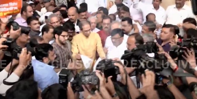 ठाकरे गटाच्या नेतृत्त्वात आयोजित करण्यात आलेल्या या आंदोलनात हिंदी सक्तीला विरोध करणारे अनेक समविचारी पक्ष एकत्र आले होते.