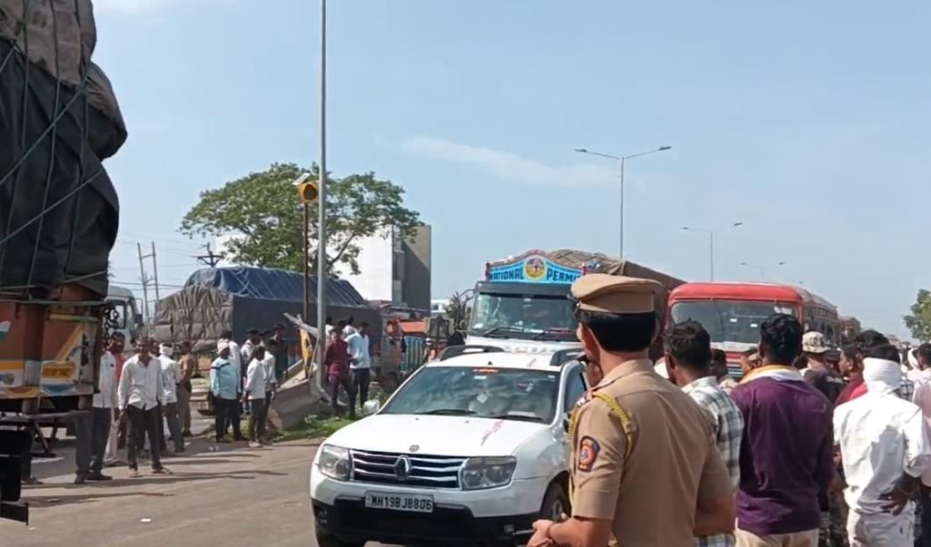 अखेर पोलिस अधिकाऱ्यांनी आरोपींना लवकरात लवकर अटक करून कारवाई करण्याचे आश्वासन दिल्यानंतर ग्रामस्थानी आंदोलन मागे घेतले.