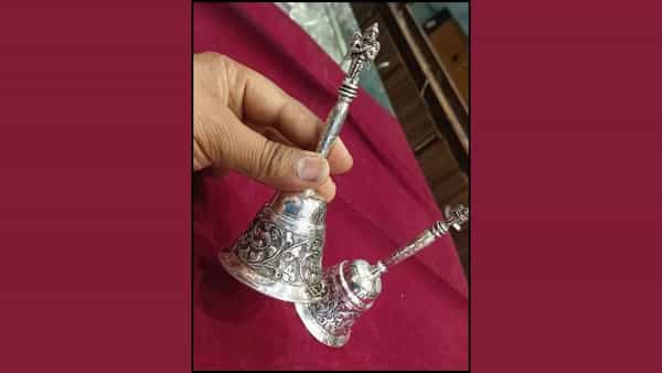 वास्तुशास्त्रानुसार, देवी लक्ष्मीला प्रसन्न करण्यासाठी पूजास्थळी एक लहान घंटा ठेवावी. पूजा करताना दररोज सकाळी आणि संध्याकाळी ती घंटा वाजवा. घंटा वाजवण्याच्या गोड आवाजामुळे घरातील नकारात्मक ऊर्जा दूर होते.