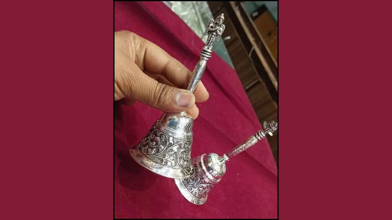 वास्तुशास्त्रानुसार, देवी लक्ष्मीला प्रसन्न करण्यासाठी पूजास्थळी एक लहान घंटा ठेवावी. पूजा करताना दररोज सकाळी आणि संध्याकाळी ती घंटा वाजवा. घंटा वाजवण्याच्या गोड आवाजामुळे घरातील नकारात्मक ऊर्जा दूर होते.