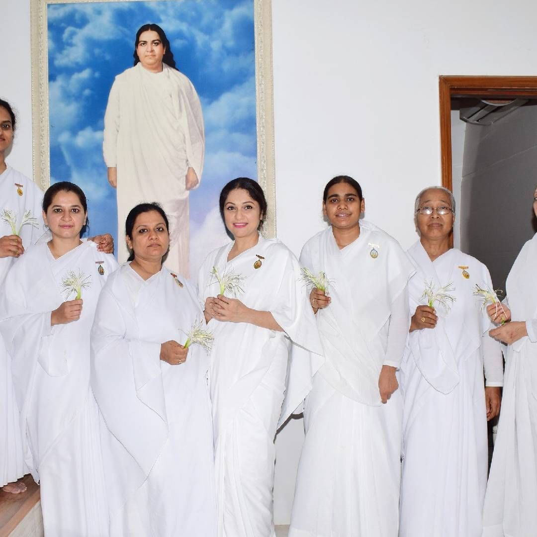 अध्यात्मिक शांतीच्या शोधात ग्रेसी सिंहने ब्रह्मकुमारी संस्थेत सहभागी होण्याचा निर्णय घेतला आहे. आता ती नियमितपणे ब्रह्मकुमारी संस्थेद्वारे आयोजित कार्यक्रमांमध्ये सहभागी होते. 
