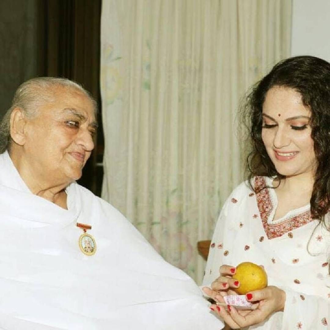 ग्रेसी ध्यान, योग आणि सेवेद्वारे अध्यात्मिक कार्यात गुंतलेली आहे. ती तिच्या अधिकृत वेबसाइटवरही तिच्या या बदललेल्या आणि नवीन आयुष्याची झलक देते. 
