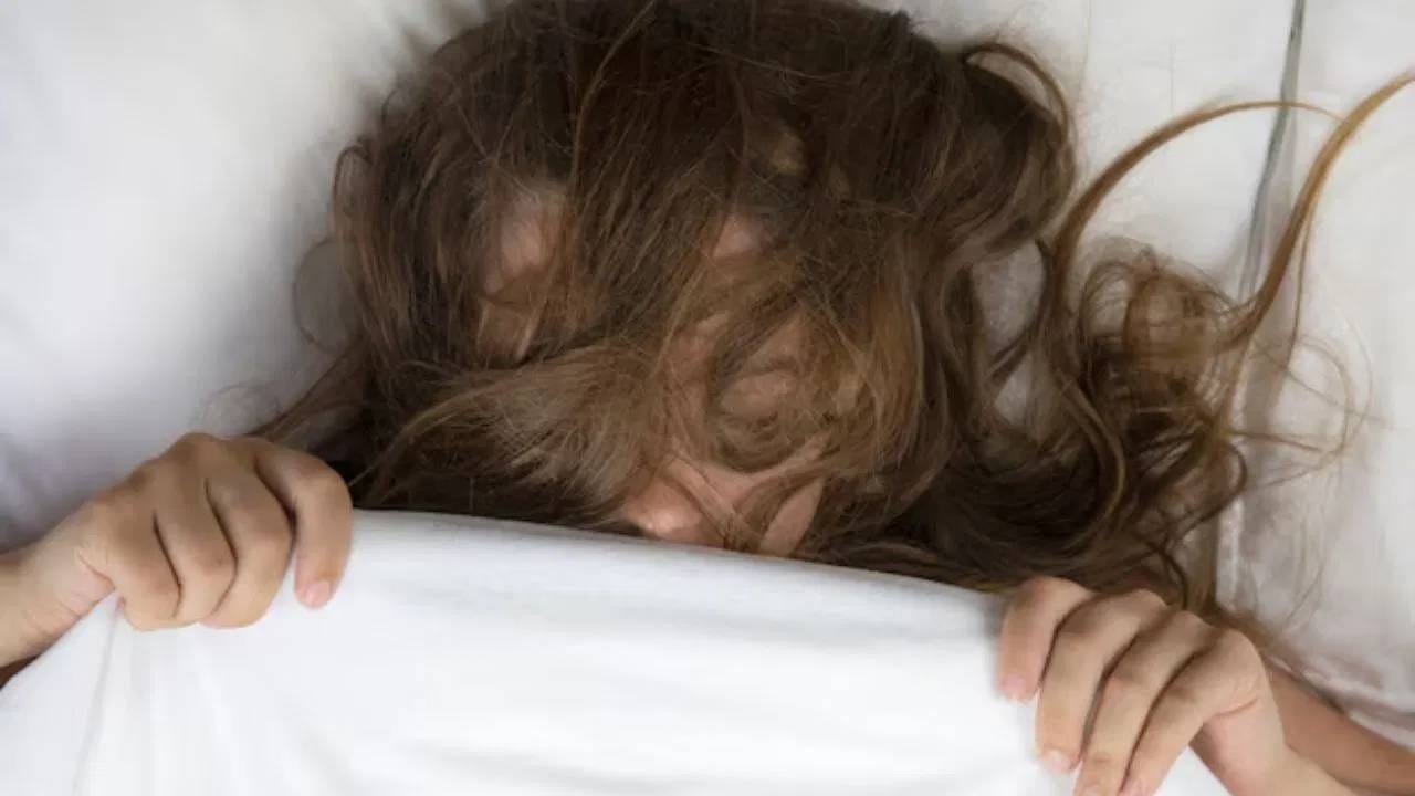 हे वाईटाचे कारण मानले जाते. हिंदू धर्मातील शास्त्रांनुसार तसेच पौराणिक मान्यतेनुसार, संध्याकाळनंतर केस उघडे न ठेवण्याची अनेक उदाहरणे आहेत. सीतेच्या आईनेही त्याना लग्नाच्या वेळी केस बांधण्यास सांगितले. त्यांनी सीताजींना सांगितले की केस बांधल्याने नातेसंबंधही मजबूत होतात. शास्त्रांमध्ये, सोडलेले, अस्ताव्यस्त केस हे अशुभ मानले जातात.