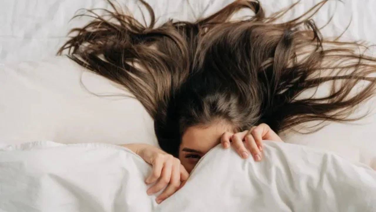 आजच्या आधुनिक जीवनशैलीत हे निर्बंध मिथकांसारखे वाटतात, आपण मोठ्यांच म्हणणं, त्यांचा सल्ला गांभीर्याने घेत नसलो, तरी नियम शास्त्र आणि विज्ञान या दोन्हीशी संबंधित आहेत. अशा परिस्थितीत, असे नियम पाळल्यास भविष्यात समस्या टाळता येतात. संध्याकाळनंतर केस उघडे ठेवले नाहीत तर काय होतं ते जाणून घेऊया.