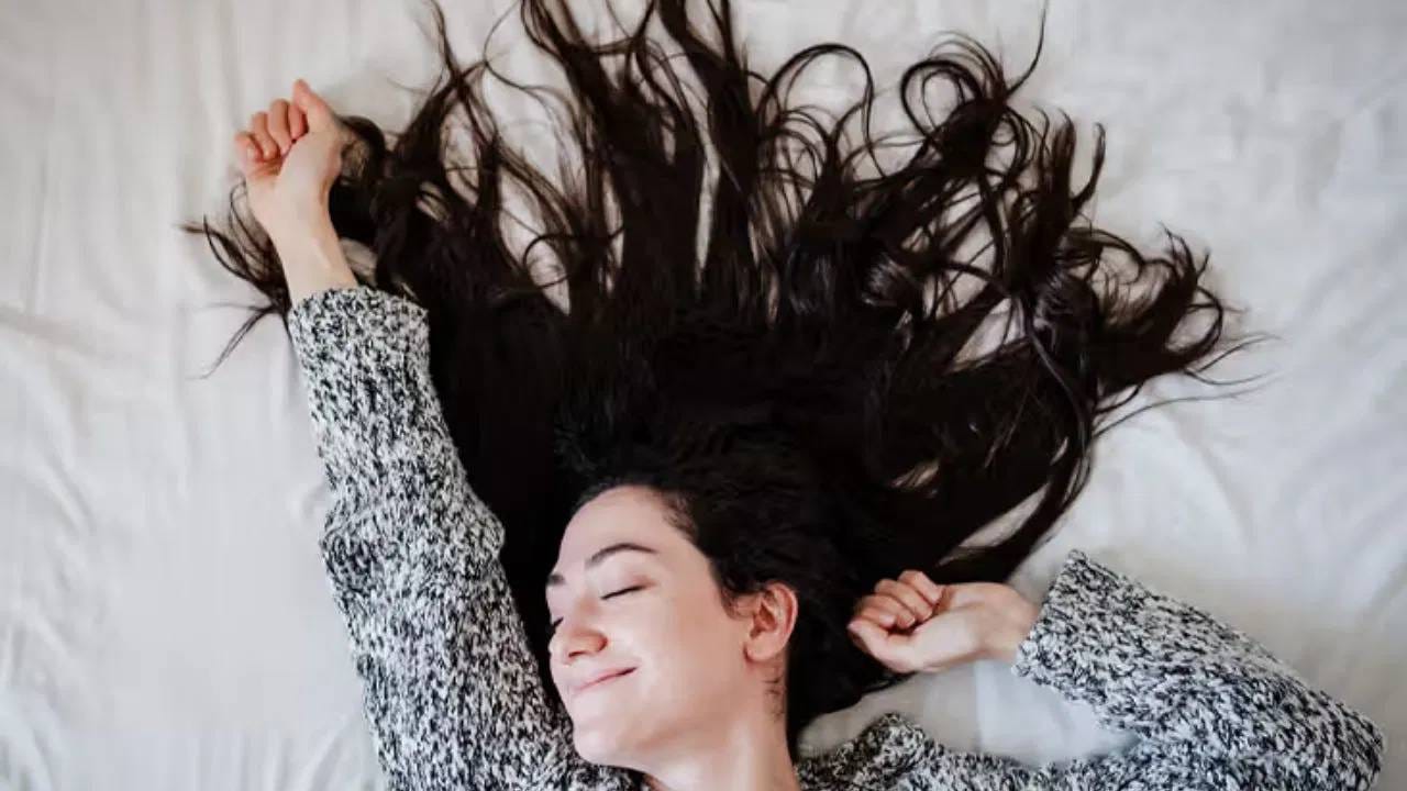 सूर्यास्तानंतर केस उघडे ठेवल्यास काय होते?: आजकाल केस उघडे ठेवणे फॅशनेबल मानले जाते. अशा परिस्थितीत, महिलांना संध्याकाळी केस उघडे ठेवणेच आवडते असे नाही तर त्यांना तसंच बाहेर जायलाही आवडते. मात्र, शास्त्रानुसार, असं करणे निषिद्ध मानले जाते. ज्योतिष शास्त्राच्या अभ्यासकांच्या मते, शास्त्रांमध्ये सांगितलेल्या नियमांचे पालन न केल्याने जीवनावर नकारात्मक परिणाम होतो आणि व्यक्तीला अनेक समस्यांना तोंड द्यावे लागू शकते.