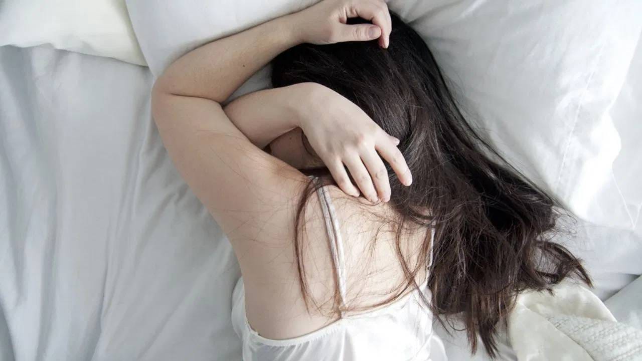 याबद्दल विज्ञान काय म्हणतं ? विज्ञानानुसार, रात्री केस उघडे ठेवणे चांगले मानले जात नाही. केस पूर्णपणे कोरडे झाल्यानंतर, ते गुंतू नयेत म्हणून ते बांधणंच चांगलं असतं.रात्री केस उघडे ठेवल्याने गुंता होऊ शकतो, ज्यामुळे तुमचे केस कमकुवत होऊ शकतात आणि तुटू शकतात. जर झोपताना चेहऱ्यावर केस आले तर त्यामुळे झोपेत त्रास होऊ शकतो आणि त्वचेशी संबंधित समस्या निर्माण होण्याचा धोका देखील असतो. अशा परिस्थितीत जर घरातील वडीलधाऱ्यांनी तुम्हाला केस बांधण्याचा सल्ला दिला तर त्यांच्या सल्ल्याकडे नक्कीच लक्ष द्या. हे तुमच्यासाठी चांगले राहील . ( डिस्क्लेमर : वरील माहिती उपलब्ध स्रोतावरून देण्यात आलेली आहे. याच्या तथ्यांबद्दल आम्ही कुठलाही दावा करीत नाही, तसेच अंधश्रद्धेला दुजोरा देत नाही)