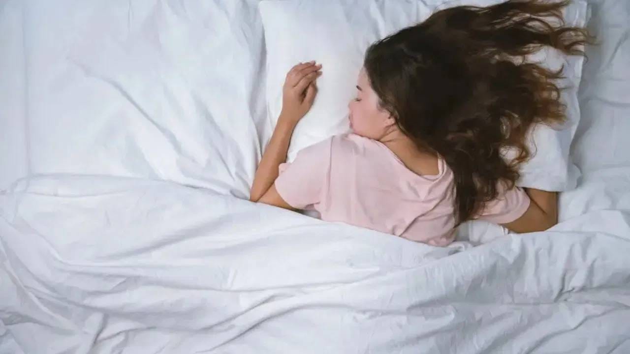 सूर्यास्तानंतर केस उघडे ठेवल्याने नकारात्मक ऊर्जा लवकर आकर्षित होते, असे मानले जाते. जर महिला केस उघडे ठेवून बाहेर पडल्या तर तंत्रक्रिया किंवा नकारात्मक शक्तींच्या जाळ्यात अडकण्याचा धोका वाढतो.