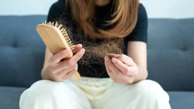 जास्त केस गळण्याची ही आहेत 5 सामान्य कारणे, जाणून घ्या