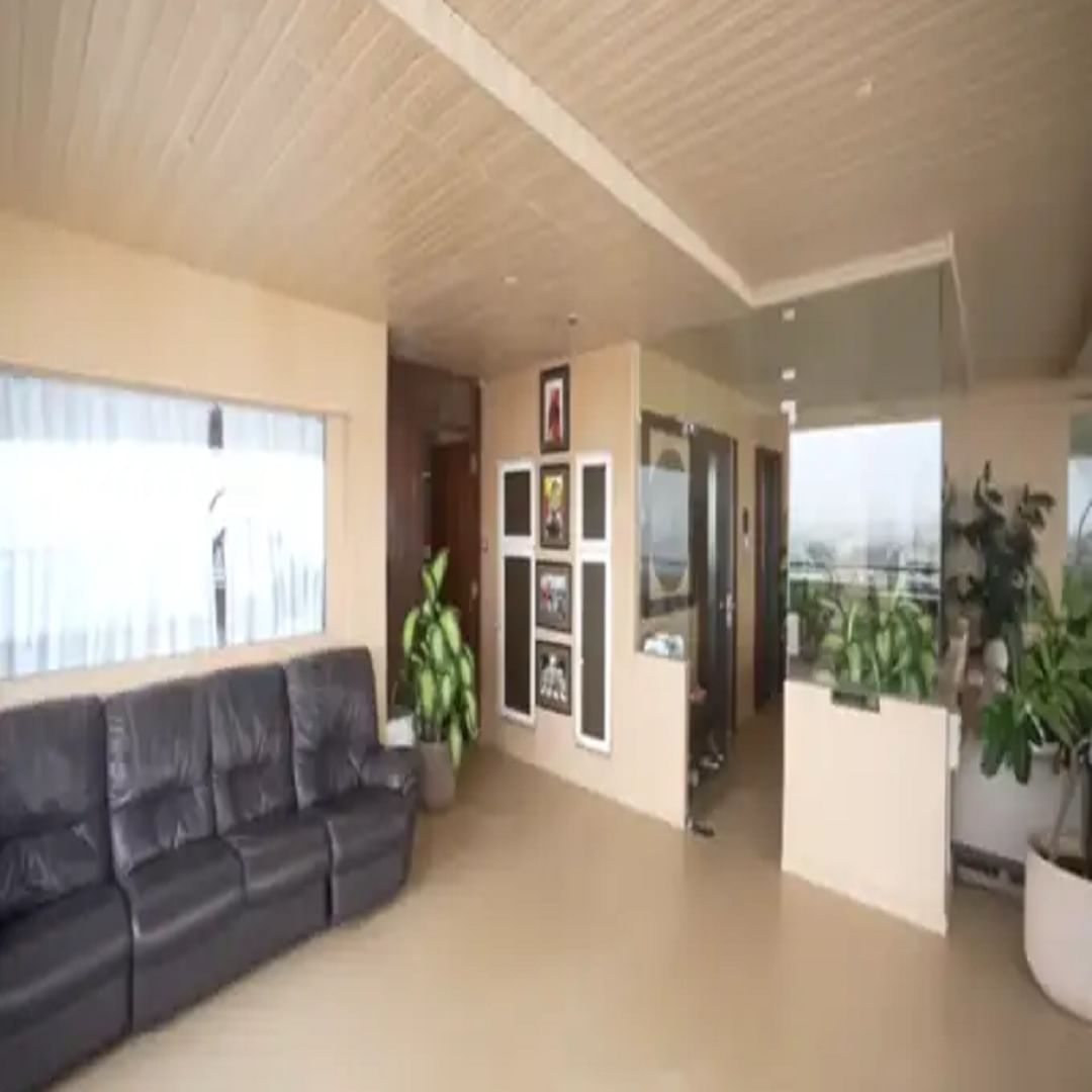 जावेद जाफरीच्या घराचा तिसरा हॉल देखील सुंदर आणि दर्जेदार आहे. प्रत्येक हॉलप्रमाणे येथेही हलके रंग वापरले गेले आहेत. मायक्रो-काँक्रीट टेक्सचरच्या भिंती घराला खास बनवतात, ही थीम संपूर्ण घरात दिसते आहे. येथे एक काळा आरामदायी सोफा ठेवला आहे, जवळच्या भिंतीवर वेगवेगळी चित्रे टांगलेली आहेत.