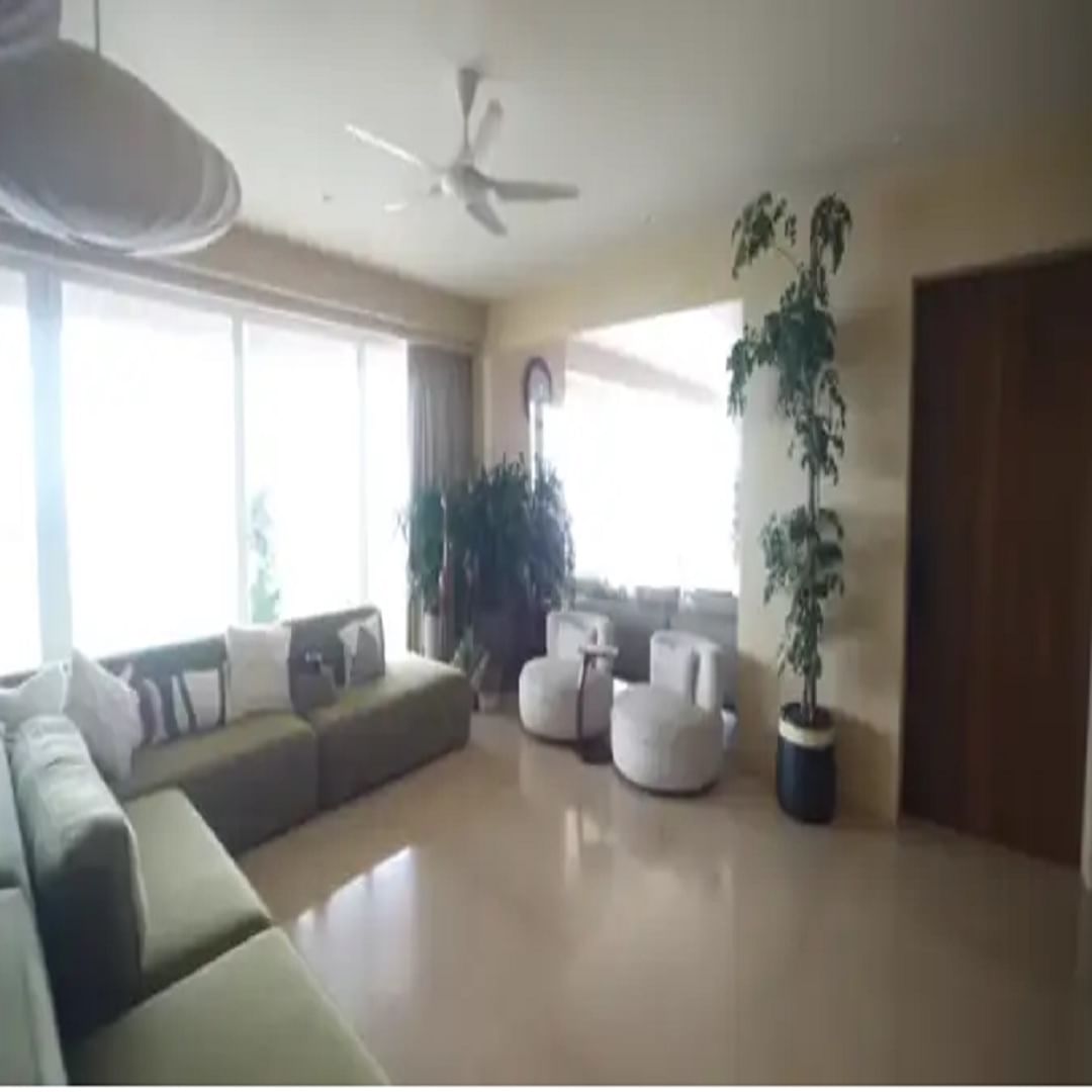 जावेद जाफरीच्या घराचा लिविंग एरिया खूप मोठा आणि स्पेशियस आहे. तुम्ही तो हॉल क्रमांक 1 मानू शकता. हॉलमध्ये आलिशान पांढऱ्या कव्हरसह सोफे आहेत, कॉफी टेबल विशेषतः ओनिक्स टॉपने बनवलेले आहे. येथे कोणत्याही फॅन्सी वस्तू नाहीत, तरीही घर सुंदर आणि मोहक दिसते.