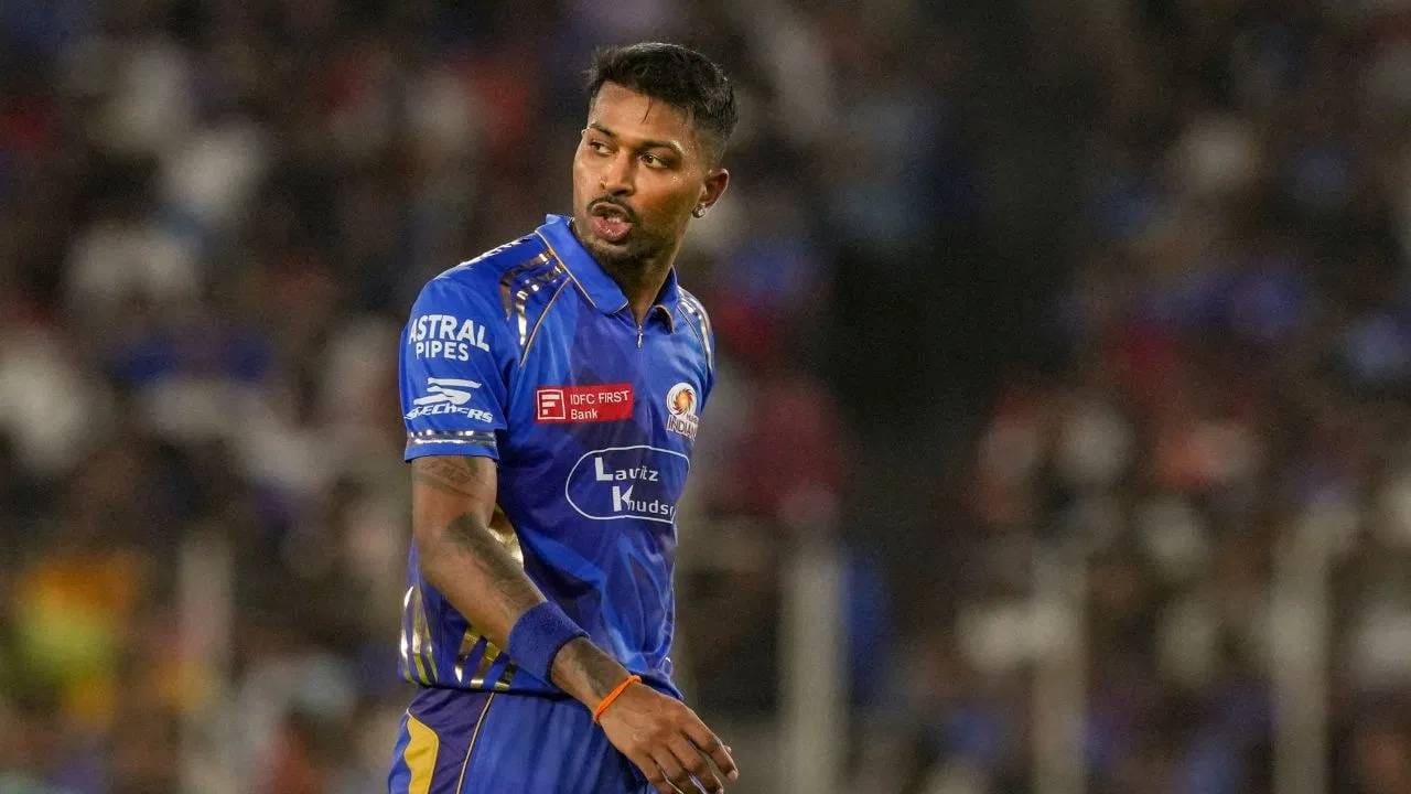 मुंबई इंडियन्सला हा बोचणारा पराभव आहे. आयपीएलमध्ये पहिल्यांदाच प्रथम फलंदाजी करताना मुंबई इंडियन्सच्या टीमने 200 रन्स बनवूनही पराभवाचा सामना करावा लागला. याआधी 18 वेळा मुंबईची टीम 200+ प्लस धावांच टार्गेट डिफेंड करताना यशस्वी ठरली आहे. (PHOTO- PTI)