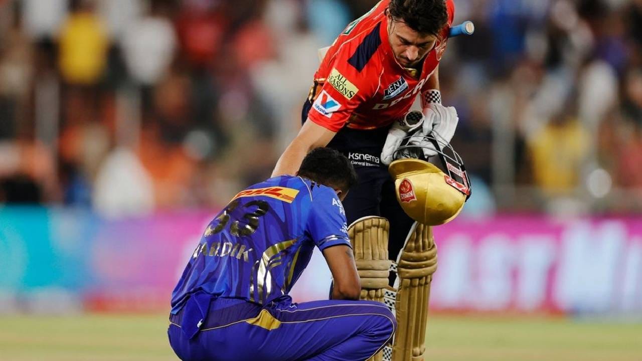 मॅच संपल्यानंतर हार्दिक अक्षरश: गुडघ्यांवर मैदानात बसला होता. पराभवाने तो पूर्ण खचला होता. त्यावेळी जसप्रीत बुमराहने हार्दिकला उभं राहण्यास मदत केली. तर मार्कस स्टोइनिसनेही पांड्याचं सांत्वन केलं. 
