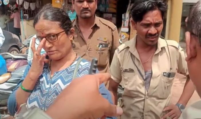 व्हिडीओमधील बसच्या चाकाला फक्त तीन नट बोल्ट लावलेले होते. विशेष म्हणजे हे नट-बोल्टही अर्धे-अधिक निखळले होते. त्यामुळे नागरिकांकडून संताप व्यक्त केला जात आहे.  