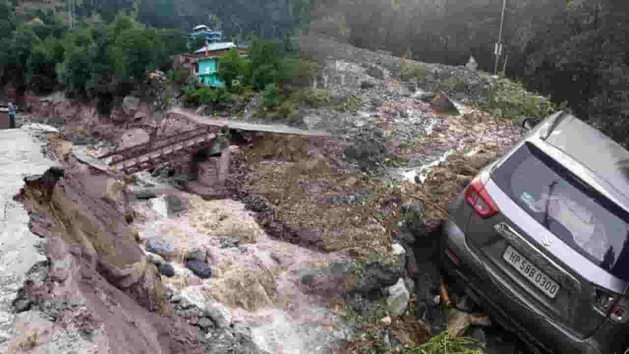 Cloudburst: हिमाचल प्रदेशच्या कुल्लूमध्ये ढगफुटी.. नद्यांना मोठा पूर अन् डोंगरातील झाडं, दगडं रस्त्यावर; बघा VIDEO