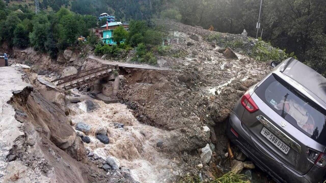 Cloudburst: हिमाचल प्रदेशच्या कुल्लूमध्ये ढगफुटी.. नद्यांना मोठा पूर अन् डोंगरातील झाडं, दगडं रस्त्यावर; बघा VIDEO Cloudburst: हिमाचल प्रदेशच्या कुल्लूमध्ये ढगफुटी.. नद्यांना मोठा पूर अन् डोंगरातील झाडं, दगडं रस्त्यावर; बघा VIDEO