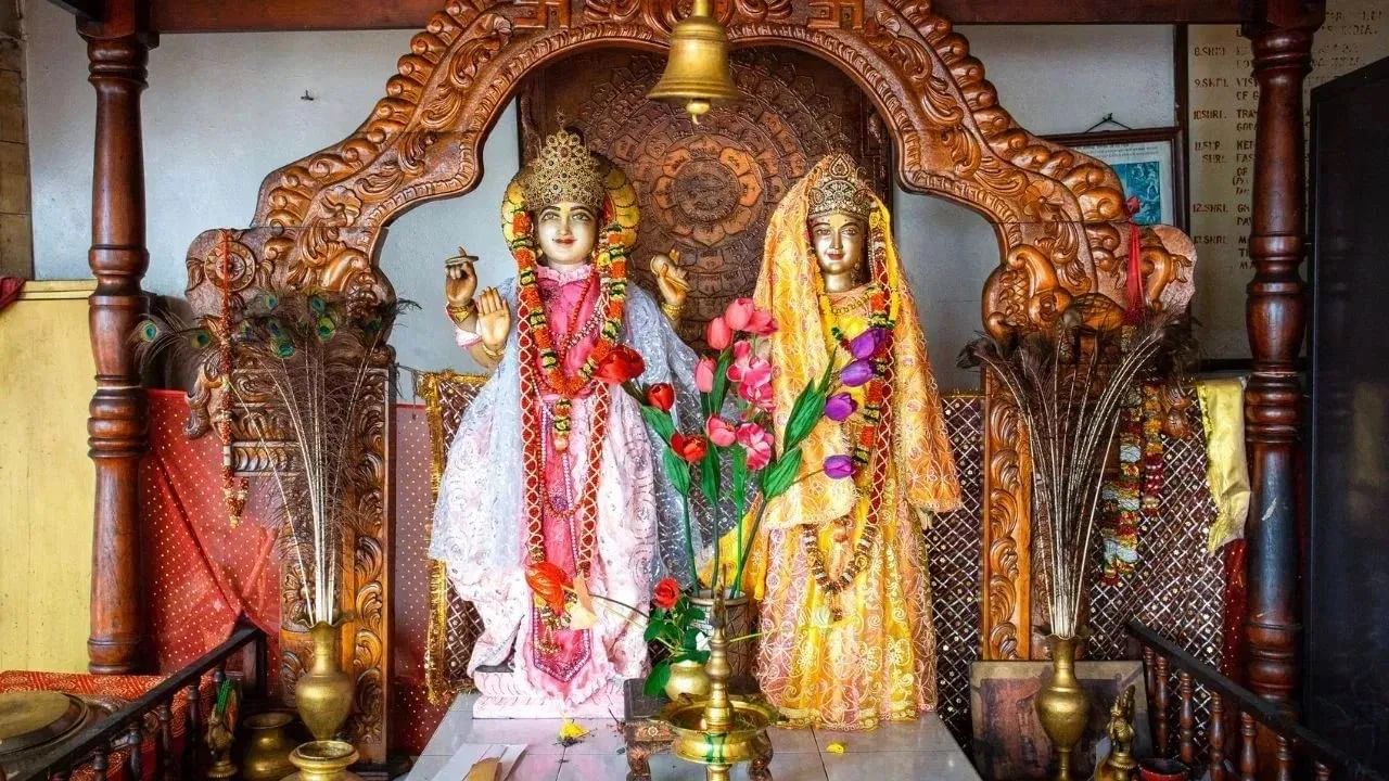 घरातील मंदिर स्वच्छ करताना आपण छोट्या छोट्या चुका करतो आणि नंतर त्याकडे दुर्लक्ष करतो. तथापि, आपल्या एका चुकीमुळे देव-देवता रागावू शकतात, ज्यामुळे घरात गरिबीचे दिवस येतात. चला तर मग जाणून घेऊया घरातील मंदिर स्वच्छ करताना कोणत्या चुका करू नयेत.