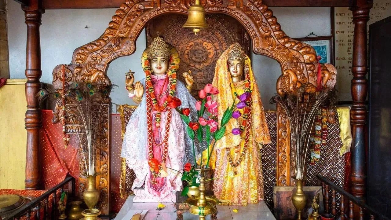 घरातील मंदिर स्वच्छ करताना आपण छोट्या छोट्या चुका करतो आणि नंतर त्याकडे दुर्लक्ष करतो. तथापि, आपल्या एका चुकीमुळे देव-देवता रागावू शकतात, ज्यामुळे घरात गरिबीचे दिवस येतात. चला तर मग जाणून घेऊया घरातील मंदिर स्वच्छ करताना कोणत्या चुका करू नयेत.