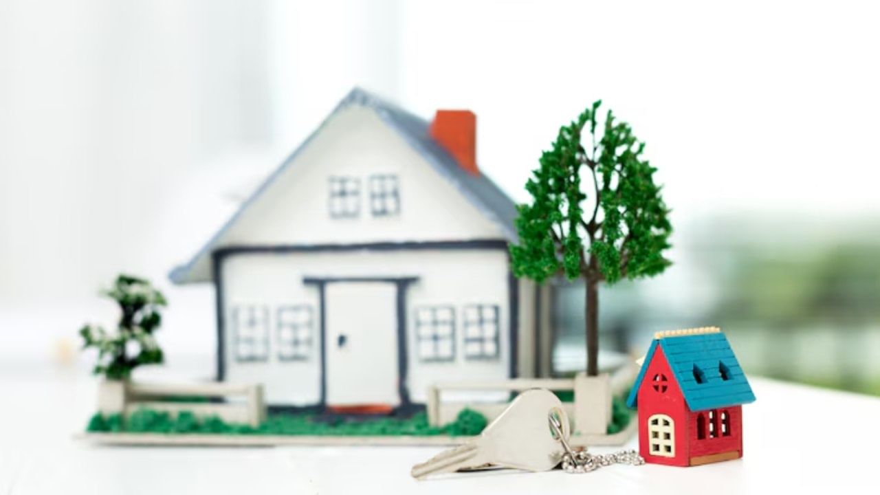 मुंबईतील प्रभादेवी परिसरात म्हाडाचे घर मिळवून देण्याचे आमिष दाखवत डोंबिवली येथील एका तरुणाची तब्बल १९ लाख ६८ हजार रुपयांची फसवणूक केल्याचा धक्कादायक प्रकार समोर आला आहे.