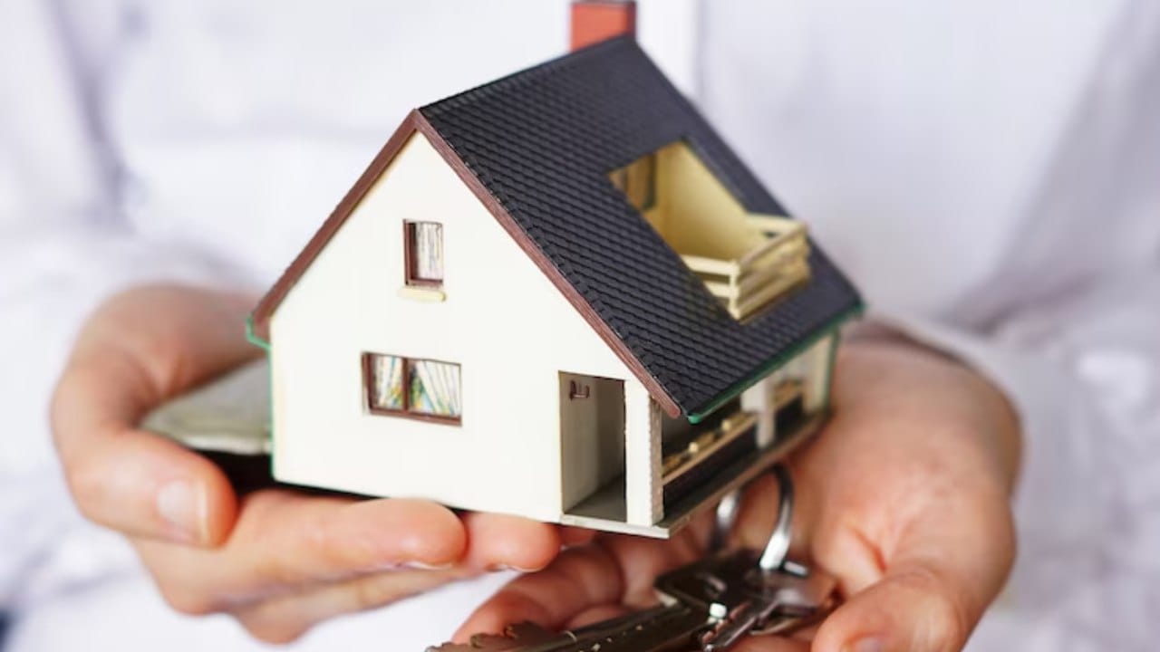 प्रसाद सामंत यांची ऑनलाइन माध्यमातून ही फसवणूक झाल्याची माहिती पोलिसांनी दिली.