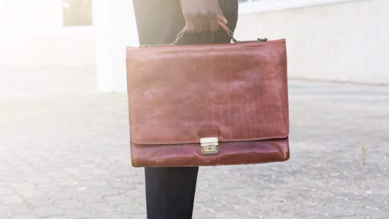 सुरुवातीला त्यांनी सामंत यांचा विश्वास संपादन केला. त्यानंतर, घराच्या नावाखाली विविध टप्प्यांत त्यांच्याकडून पैसे उकळले. सामंत यांनी वेळोवेळी त्यांच्या मागणीनुसार रक्कम दिली.