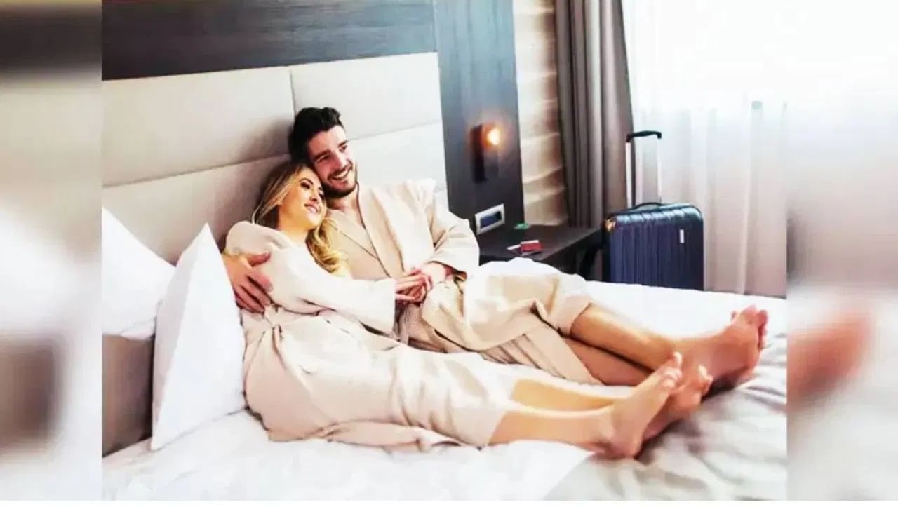 दुसरे म्हणजे, आजच्या डिजिटल युगात, जवळजवळ प्रत्येकाकडे स्वतःचा मोबाईल फोन, स्मार्टवॉच किंवा इतर गॅझेट आहे, ज्याद्वारे ते वेळ तपासू शकतात. त्यामुळे हॉटेलच्या खोलीत वेगळ्या घड्याळाची गरज कमी झाली आहे. 