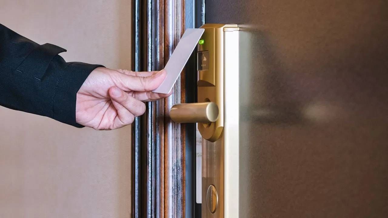 हॉटेलच्या दाराचे रहस्य : हॉटेलमध्ये प्रवेश करताना दाराच्या हँडलला स्पर्श करणे टाळा. खरं तर, हॉटेलमध्ये दररोज बरेच लोक  येत असतात. त्यामुळे हॉटेलचं दार स्वच्छ दिसत असलं तरी तसं नसतं. त्यामुळे चुकून-माकून हॉटेलच्या खोलीच्या दाराला स्पर्श केलातच तर हात धुवायला विसरून नका. 